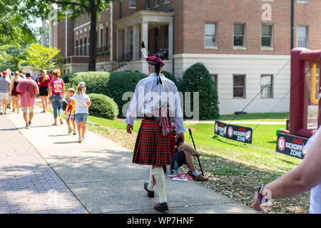 Tuscaloosa, Alabama, USA. 7. Sep 2019. Alabama Fans haben alle ihren eigenen, einzigartigen Stil. Dieser Kerl wurde eine kleine schottische Flair für den Crimson und weißen Farben von der Universität von Alabama. Die Menschen waren in Tuscaloosa, Alabama, am Samstag, den 7. September 2019 Für die Alabama Arkansas Spiel vs. (Bild: © Tim ThompsonZUMA Draht) Stockfoto