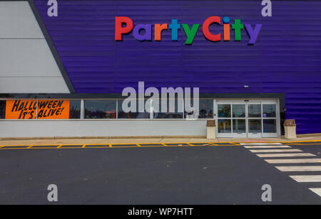 Rockaway, NJ/USA - September 6, 2019: Party City Store in New Purple Konzept Design bald zum Anfang Eröffnung Stockfoto