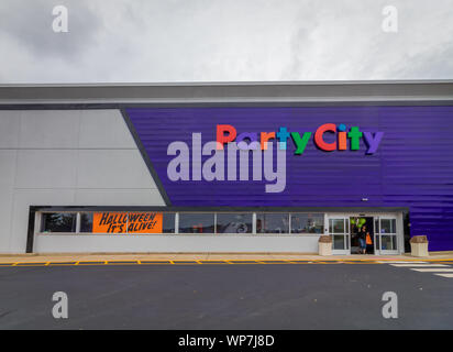 Rockaway, NJ/USA - September 6, 2019: Party City Store in New Purple Konzept Design bald zum Anfang Eröffnung Stockfoto