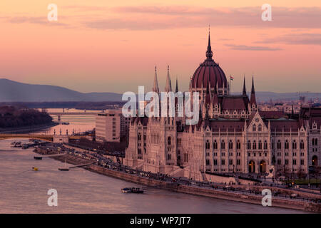 Stadtbild von Budapest mit dem Parlament und Donau. Lila Farben, Himmel, Wasser und Licht tracks von Autos widerspiegelt. Stockfoto