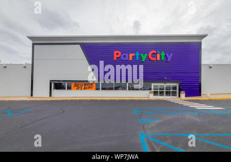 Rockaway, NJ/USA - September 6, 2019: Party City Store in New Purple Konzept Design bald zum Anfang Eröffnung Stockfoto