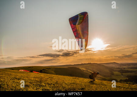 Devils Dyke, Brighton, Sussex, Großbritannien..7. September 2019. Gleitschirmfliegerpilot startet vom schönen South Downs aus in den Nordwind. . Stockfoto