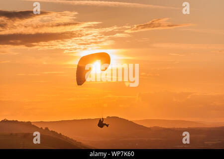 Devils Dyke, Brighton, Sussex, Großbritannien..7. September 2019. Gleitschirmflieger fliegen auf dem Nordwind über die schönen South Downs, während sich Nebel bewegt. . Stockfoto