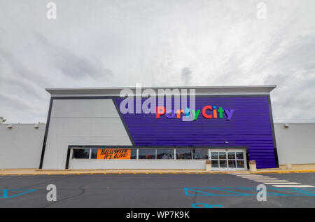 Rockaway, NJ/USA - September 6, 2019: Party City Store in New Purple Konzept Design bald zum Anfang Eröffnung Stockfoto