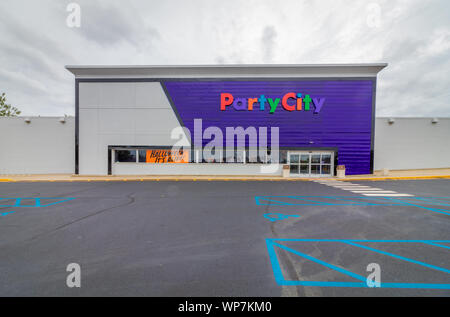 Rockaway, NJ/USA - September 6, 2019: Party City Store in New Purple Konzept Design bald zum Anfang Eröffnung Stockfoto