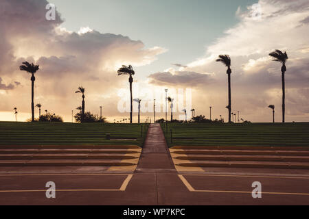 Analoge Foto des Sun Bowl Amphitheatre bei einem Sonnenuntergang Monsun Sturm in Sun City, Arizona. Stockfoto