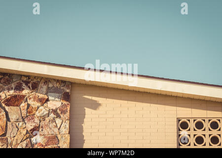 Analoge Fotografie eines 60 s architektonischen Detail einer Apartmentanlage in Sun City, Arizona. Stockfoto