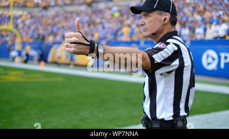 Pittsburgh, PA, USA. 7. Sep 2019. Hochschule Schiedsrichter während der Pitts Panthers vs Ohio Bobcats am Heinz Feld in Pittsburgh, PA. Jason Pohuski/CSM/Alamy leben Nachrichten Stockfoto