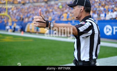 Pittsburgh, PA, USA. 7. Sep 2019. Hochschule Schiedsrichter während der Pitts Panthers vs Ohio Bobcats am Heinz Feld in Pittsburgh, PA. Jason Pohuski/CSM/Alamy leben Nachrichten Stockfoto