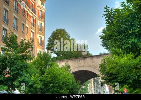 Sterben Coulée Verte René-Dumont ist ein 4,5 Kilometer langer Parkwanderweg, der zunächst entlang der Avenue Daumesnil im 12. Arrondissement von Paris füh Stockfoto