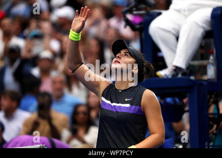 Flushing Meadows, New York, Vereinigte Staaten - 7. September 2019. Bianca Andreescu erkennt der Gast Momente nach dem Sieg über Serena Williams die Damen Einzel Titel bei den US Open heute zu erfassen. Stockfoto