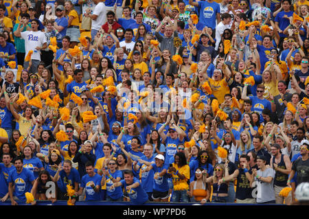 Pittsburgh, PA, USA. 7. Sep 2019. Pitt Fans während der Pitts Panthers vs Ohio Bobcats am Heinz Feld in Pittsburgh, PA. Jason Pohuski/CSM/Alamy leben Nachrichten Stockfoto