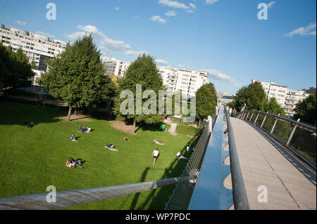 Sterben Coulée Verte René-Dumont ist ein 4,5 Kilometer langer Parkwanderweg, der zunächst entlang der Avenue Daumesnil im 12. Arrondissement von Paris füh Stockfoto