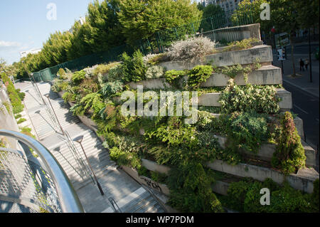 Sterben Coulée Verte René-Dumont ist ein 4,5 Kilometer langer Parkwanderweg, der zunächst entlang der Avenue Daumesnil im 12. Arrondissement von Paris füh Stockfoto