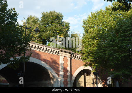 Sterben Coulée Verte René-Dumont ist ein 4,5 Kilometer langer Parkwanderweg, der zunächst entlang der Avenue Daumesnil im 12. Arrondissement von Paris füh Stockfoto