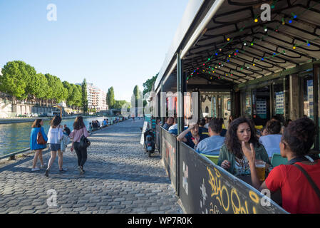 Das Point Ephémère ist ein musiklokal in Paris bin Canal Saint-Martin. Point Ephémère ist ein Zentrums für künstlerische Veranstaltungen im 10. Arrondis Stockfoto