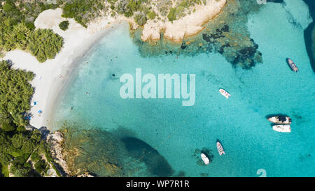 Ansicht von oben, atemberaubenden Blick auf einige Boote und Luxusyachten schwimmend auf einem türkisfarbenen Wasser. Maddalena Archipelago National Park, Sardinien. Stockfoto