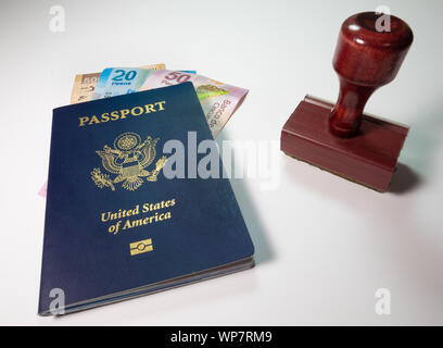Mexiko Reisen Anforderungen Konzept mit blauen US-amerikanischen Pass, Stempel und Mexikanische Pesos auf einen einfachen Hintergrund Stockfoto