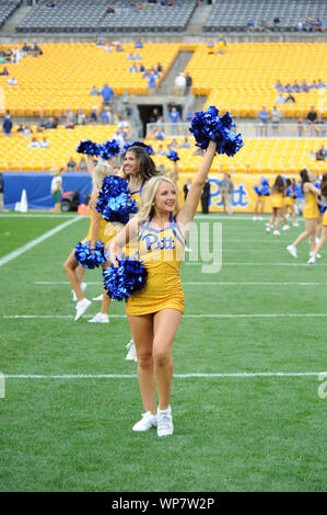 Pittsburgh, PA, USA. 7. Sep 2019. Pitt Cheerleadern während der Pitts Panthers vs Ohio Bobcats am Heinz Feld in Pittsburgh, PA. Jason Pohuski/CSM/Alamy leben Nachrichten Stockfoto