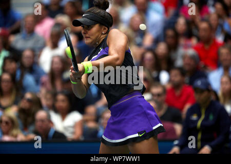 Flushing Meadows, New York, Vereinigte Staaten - 7. September 2019. Bianca Andreescu Streiks eine Rückhand zurück während ihrer Niederlage von Serena Williams die Damen Einzel Titel heute bei den US Open zu erfassen. Stockfoto