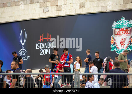 UEFA Super Cup 2019 Spiel-Tag, Liverpool und Chelsea Football Clubs Anhänger warten auf das Spiel um das Stadion. Stockfoto