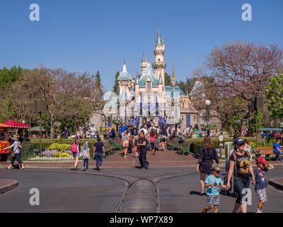 Blick von Kaliforniens berühmten Disneyland und California Adventure Theme Parks in Anaheim ...