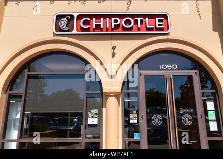 August 15, 2019 San Mateo/CA/USA - Chipotle Restaurant Lage in der Bucht von San Francisco; Chipotle Mexican Grill Inc. ist eine amerikanische Kette der schnelle Cas Stockfoto