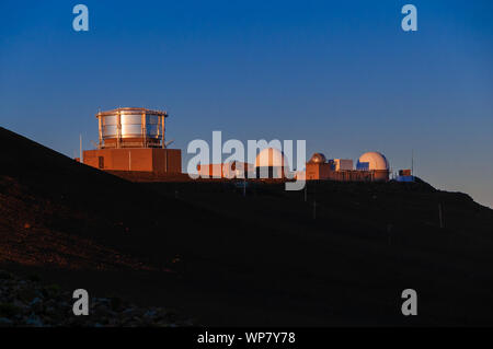 Weltraumobservatorien bei Sonnenaufgang auf dem Gipfel des Haleakala Kraters auf Maui, Hawaii, USA Stockfoto