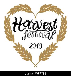 Vector Abbildung: Harvest Festival 2019 text verziert mit Herzen aus Weizen. Handgezeichneten Schriftzug für Harvest Festival. Isolierte herbst Karte, Stock Vektor