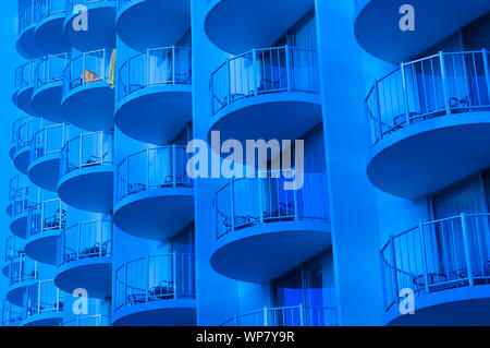 Grün und Orange Handtuch auf eine blau gefilterten abstrakte Sicht von Hotel Balkon. Stockfoto