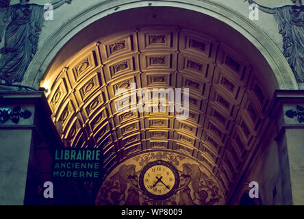 Die Galerie Vivienne ist eine überdachte Ladenpassage mit Glasdach aus der ersten Lehrwerk des 19. Jahrhunderts im 2. Arrondissement in Paris. Galer Sterben Stockfoto