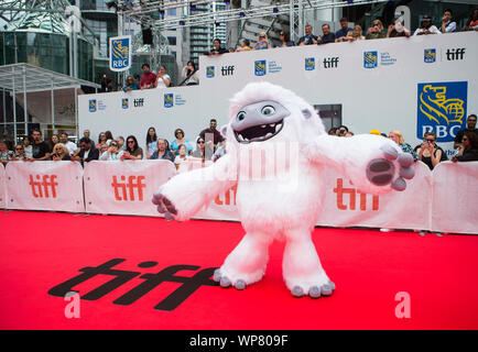 Toronto, Kanada. 7. Sep 2019. Kostümierte Yeti Posen für Fotos vor der Weltpremiere des Films "ABSCHEULICHEN" während der 2019 Toronto International Film Festival (TIFF) in Toronto, Kanada, an Sept. 7, 2019. Credit: Zou Zheng/Xinhua Stockfoto