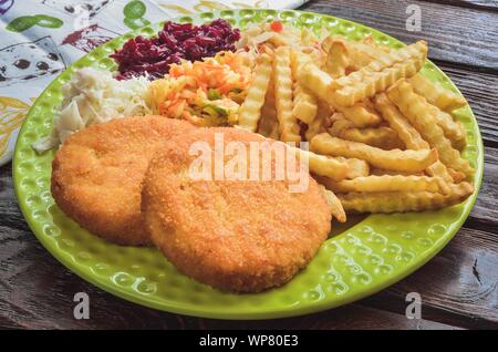 Leckeres warmes Abendessen. Schnelle Abendessen auf einer hölzernen Tisch vorzubereiten. Stockfoto