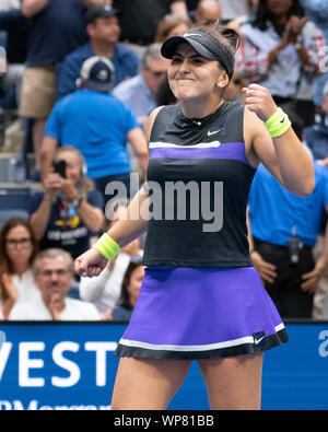 Flushing, Queens, NY, USA. 7. Sep 2019. Bianca Andreescu (CAN) feiert ihren Sieg über Serena Williams (USA) 6-3, 7-5, bei den US Open zu Billie Jean King National Tennis Center in Flushing, Queens, New York © Jo Becktold/CSM/Alamy leben Nachrichten Stockfoto