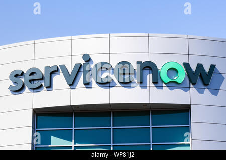 September 6, 2019 Santa Clara/CA/USA - Nahaufnahme von ServiceNow Logo an ihrem Hauptsitz im Silicon Valley; ServiceNow, Inc. ist ein US-amerikanischer Cloud Stockfoto