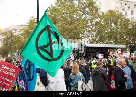 London, Großbritannien. 7. September 2019. Einige Mitglieder der Klima Organisation Aussterben Rebellion beteiligt sich an der anti-Brexit Rally gegenüber 10 Downing Street, London. Credit: Joe Kuis/Alamy Nachrichten Stockfoto