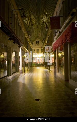 Passage Jouffroy ist eine überdachte Ladenpassage mit Glasdach aus der Mitte des 19. Jahrhunderts im 9. Arrondissement in Paris. 10-12 Boulevard M Stockfoto