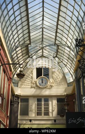 Passage Jouffroy ist eine überdachte Ladenpassage mit Glasdach aus der Mitte des 19. Jahrhunderts im 9. Arrondissement in Paris. 10-12 Boulevard M Stockfoto