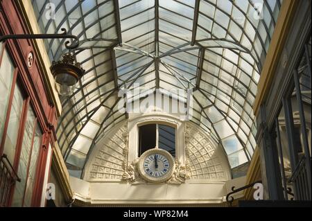 Passage Jouffroy ist eine überdachte Ladenpassage mit Glasdach aus der Mitte des 19. Jahrhunderts im 9. Arrondissement in Paris. 10-12 Boulevard M Stockfoto