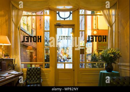 Passage Jouffroy ist eine überdachte Ladenpassage mit Glasdach aus der Mitte des 19. Jahrhunderts im 9. Arrondissement in Paris. 10-12 Boulevard M Stockfoto