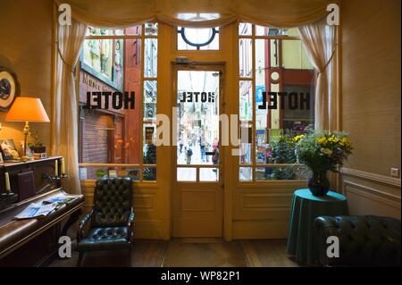 Passage Jouffroy ist eine überdachte Ladenpassage mit Glasdach aus der Mitte des 19. Jahrhunderts im 9. Arrondissement in Paris. 10-12 Boulevard M Stockfoto