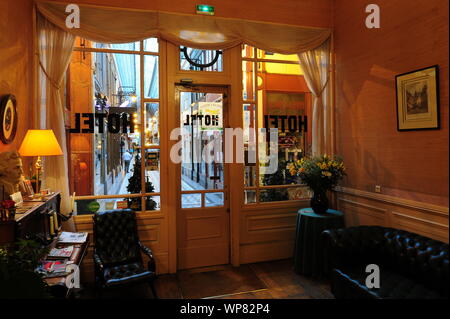 Passage Jouffroy ist eine überdachte Ladenpassage mit Glasdach aus der Mitte des 19. Jahrhunderts im 9. Arrondissement in Paris. 10-12 Boulevard M Stockfoto