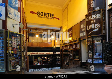 Passage Jouffroy ist eine überdachte Ladenpassage mit Glasdach aus der Mitte des 19. Jahrhunderts im 9. Arrondissement in Paris. 10-12 Boulevard M Stockfoto