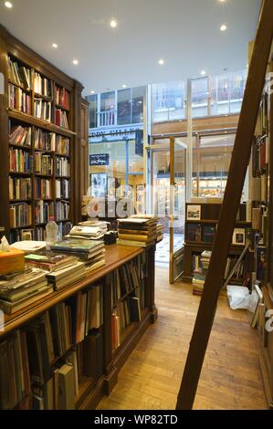 Passage Jouffroy ist eine überdachte Ladenpassage mit Glasdach aus der Mitte des 19. Jahrhunderts im 9. Arrondissement in Paris. 10-12 Boulevard M Stockfoto