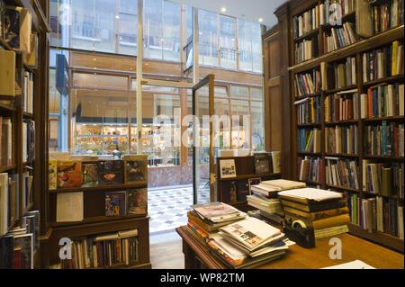 Passage Jouffroy ist eine überdachte Ladenpassage mit Glasdach aus der Mitte des 19. Jahrhunderts im 9. Arrondissement in Paris. 10-12 Boulevard M Stockfoto