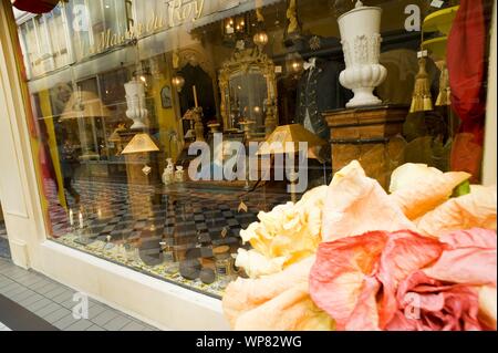 Passage Jouffroy ist eine überdachte Ladenpassage mit Glasdach aus der Mitte des 19. Jahrhunderts im 9. Arrondissement in Paris. 10-12 Boulevard M Stockfoto