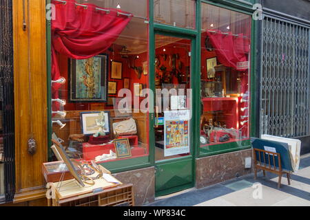 Passage Jouffroy ist eine überdachte Ladenpassage mit Glasdach aus der Mitte des 19. Jahrhunderts im 9. Arrondissement in Paris. 10-12 Boulevard M Stockfoto