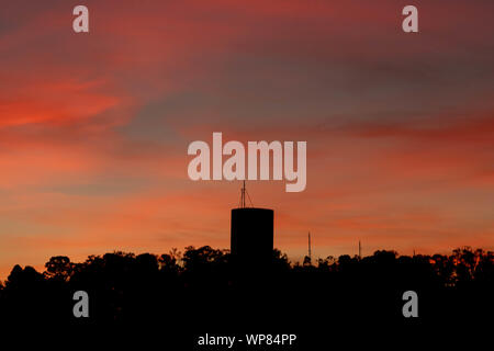 Sonnenuntergang Silhouetten und Farben in der Stadt von Santa Maria, RS, Brasilien. Herbstnachmittag mit rötlichen Farben am Horizont und Silhouetten von Bäumen. En Stockfoto