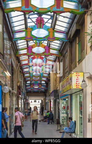 Passage du Prado, benannt nach dem Museum Prado in Madrid, ist eine überdachte Ladenpassage mit Glasdach aus dem 19. Jahrhundert im 10. Arrondisse Stockfoto