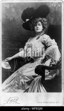 Lillian Russell, drei viertel länge Porträt, nach links Stockfoto